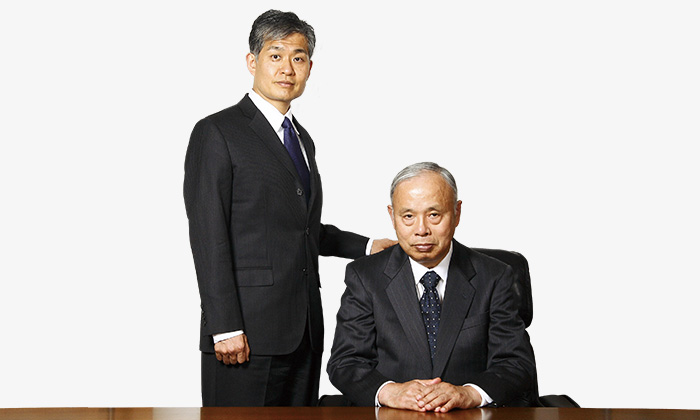 会長　堤 征二（右）／ 代表取締役社長　互 智司（左）